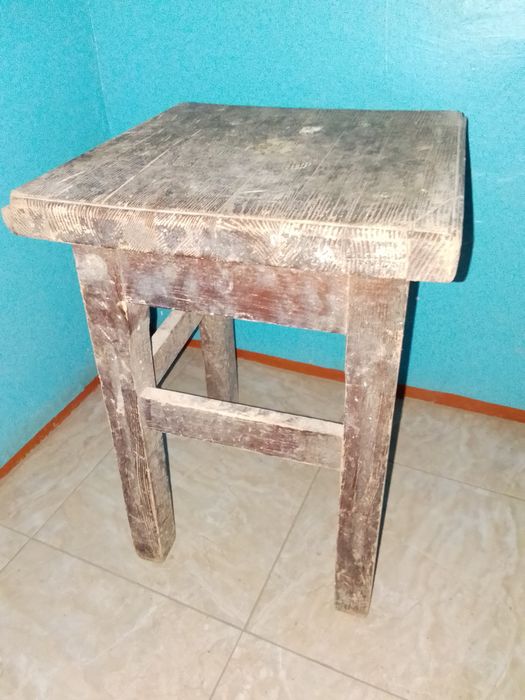 стульчик. . пуфик. И столик с ящиками