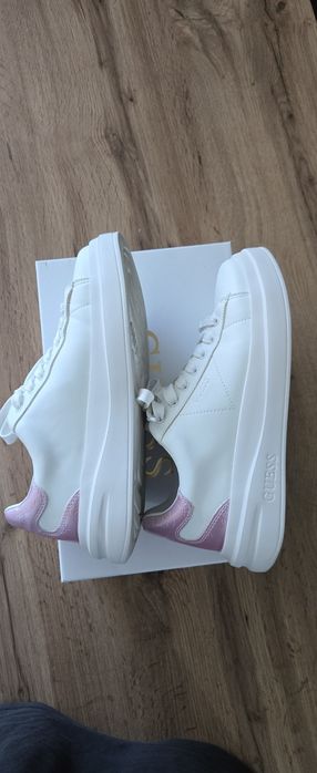 Бели кецове Guess