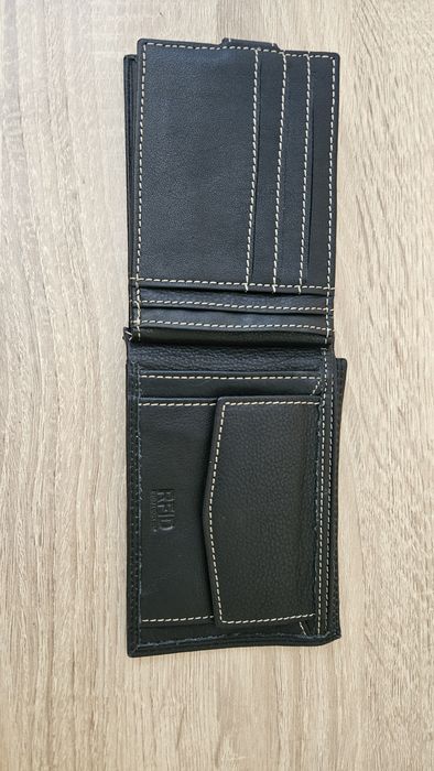 черен портфейл, с две разделения