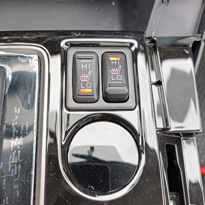 Подогрев сидений .