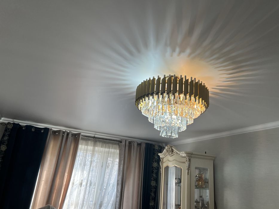Люстра для комнаты в отличном состоянит