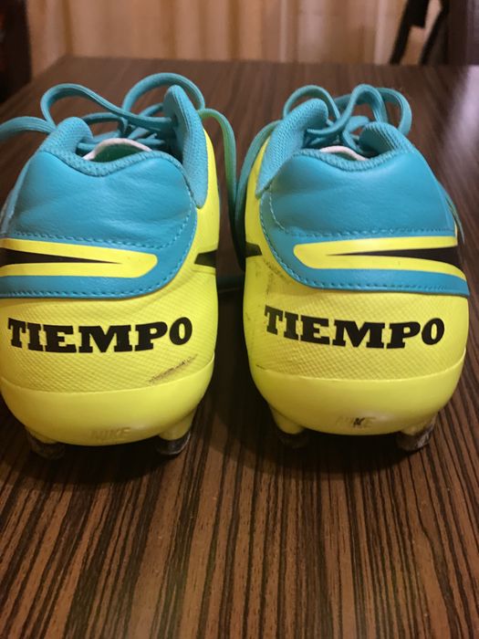 Ghete de fotbal Nike Tiempo și Adidas Predator