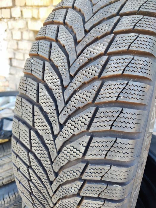 2 бр зимни 235/65/17 Nexen 23г