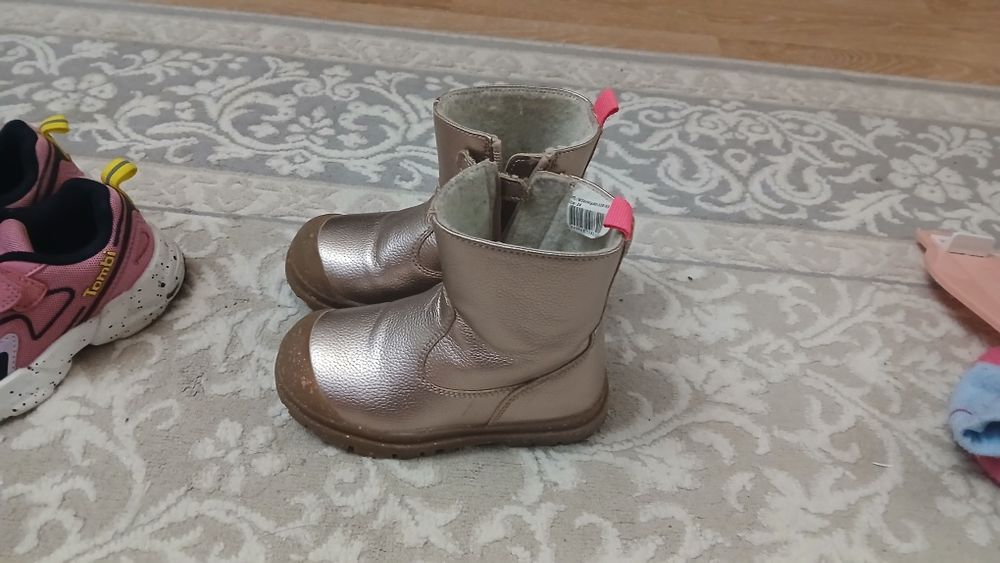 Продам сапожки и кроссовки для девочек