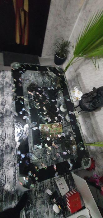 Продавам стъклена маса