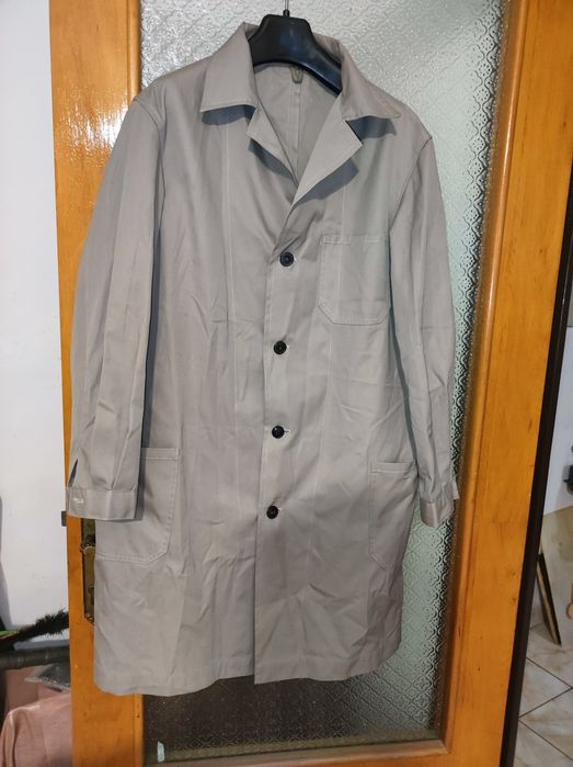 Vestă  reflectorizantă , un halat bej si un badi  bej .