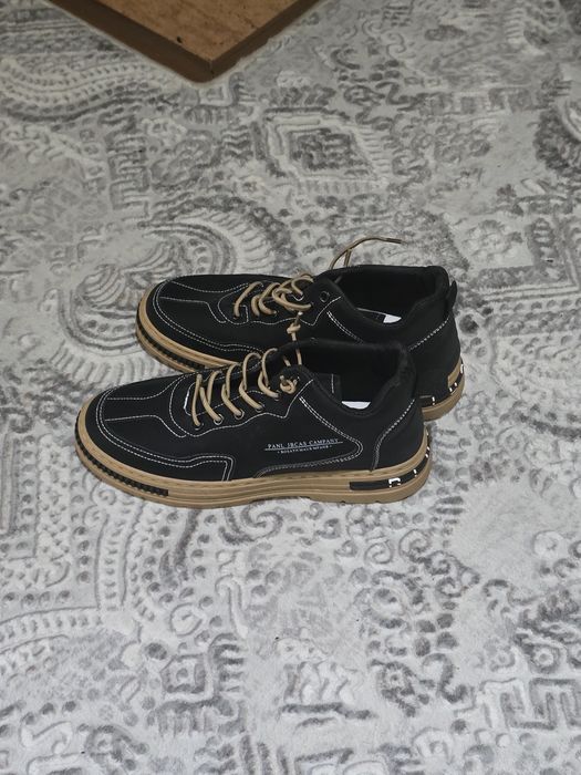 Спортивные кроссовки