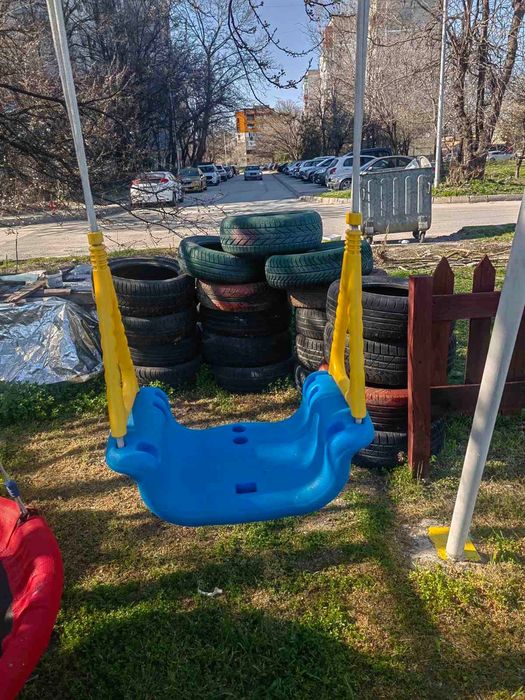 Детска люлка и пързалка