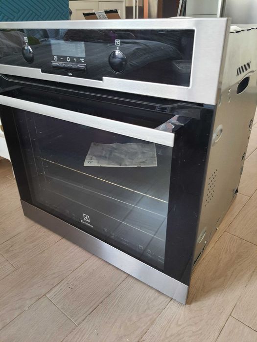 Продавам употребявана фурна за вграждане Electrolux