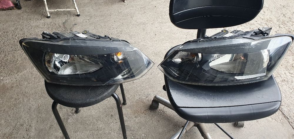 Far stânga și dreapta față Volkswagen Polo An 2012