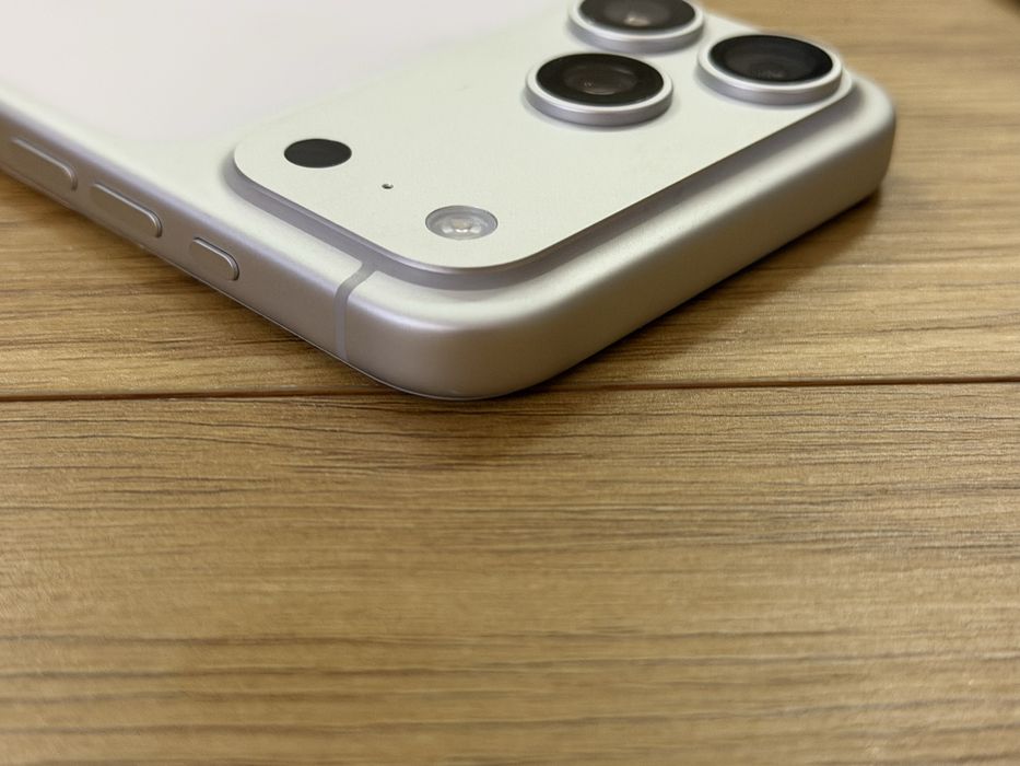 Като нов iPhone 17 pro max 256gb white 27 цикъла