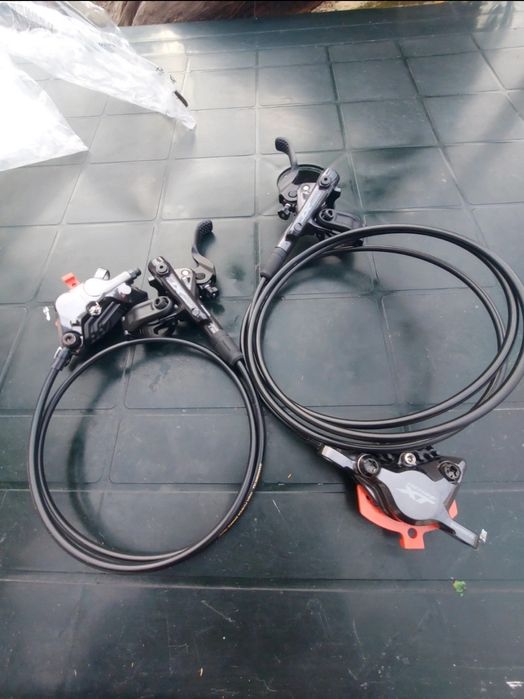 Frână spate Shimano XT BR-M8100 și frână față XT BR-M8120.