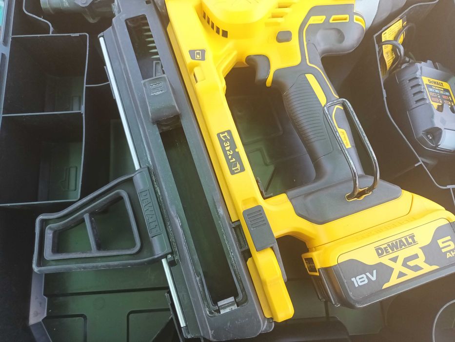 Dewalt DCN 890 - акумолаторен такер за пирони