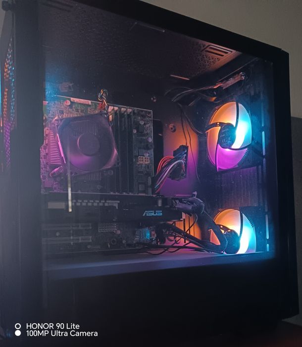 Vând PC           .