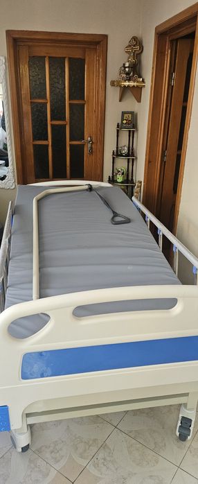 Pat medicinal mecanic, in stare fosrte buna cu saltea antiescare.