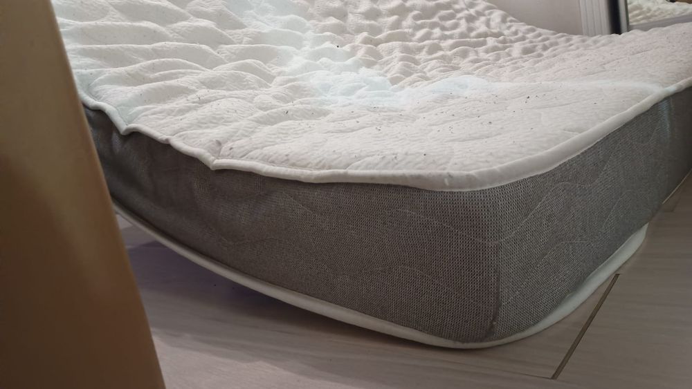 Продам матрас размер 193х154х15