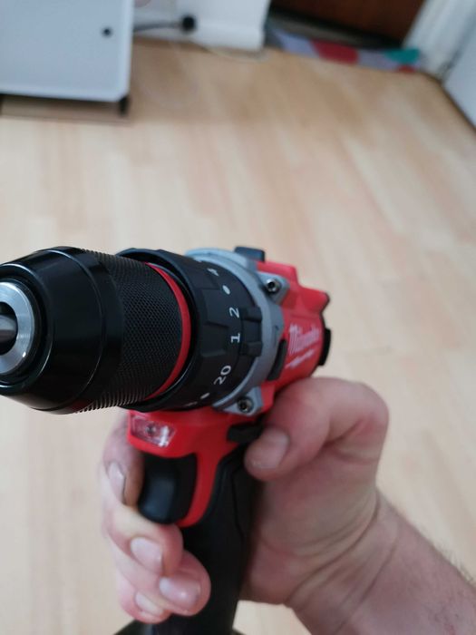 Bormasina pentru baterii Milwaukee