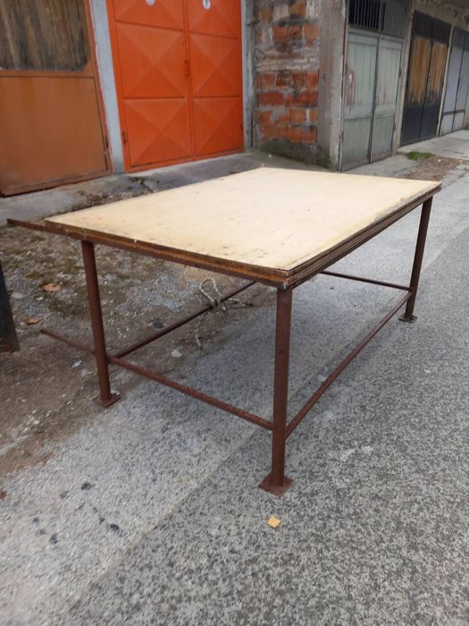 Работна маса - метална конструкция