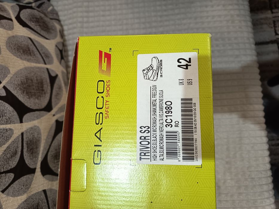 Продавам чисто нови обувки "GIASCO" (с бомбе)