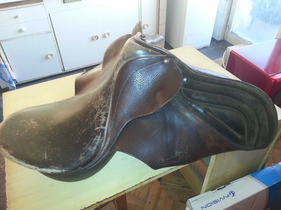 Старо  седло за кон  от естествена кожа .   18 век. Германия.