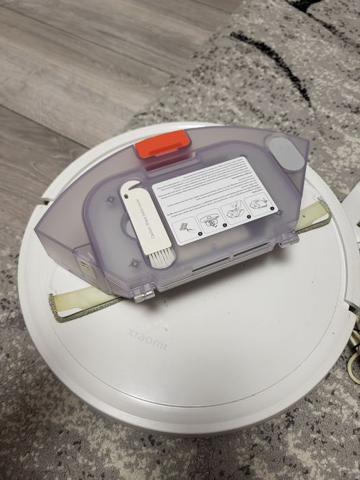 Vând robot de aspirare XIAOMI