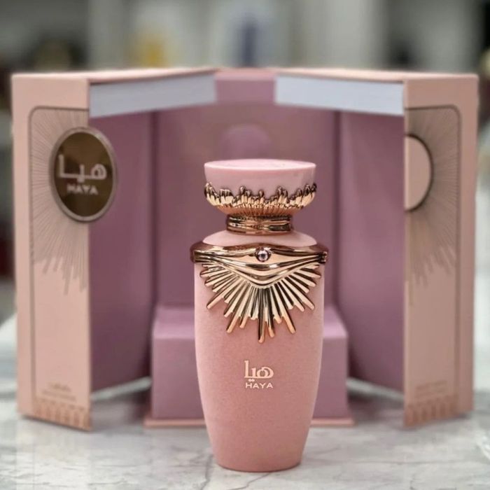 Дамски парфюм Lattafa Haya Eau de Parfum 100 мл – флорално-плодов аромат в луксозна подаръчна кутия