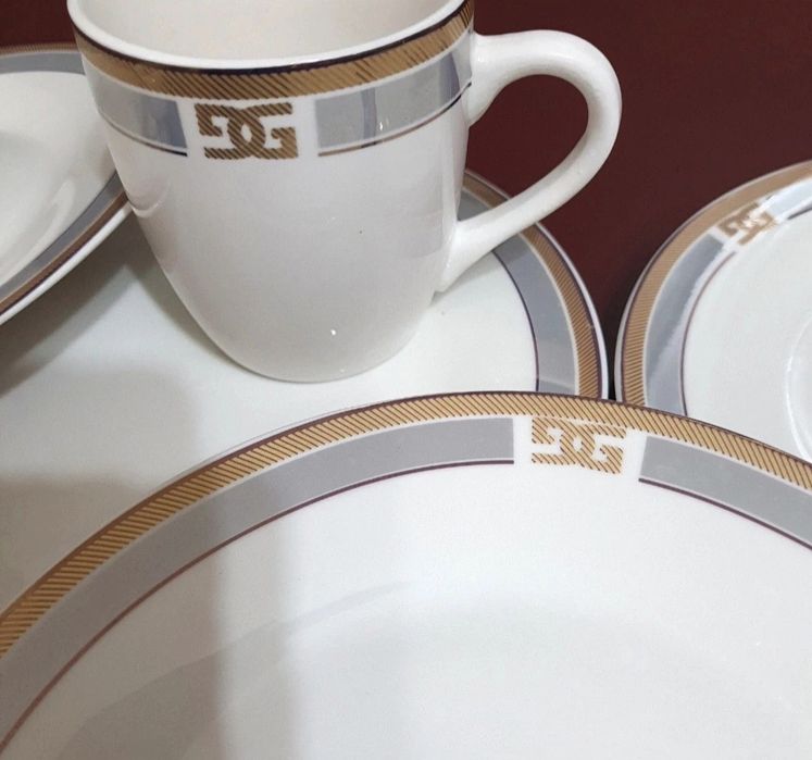 Set patru farfurii si doua cescute