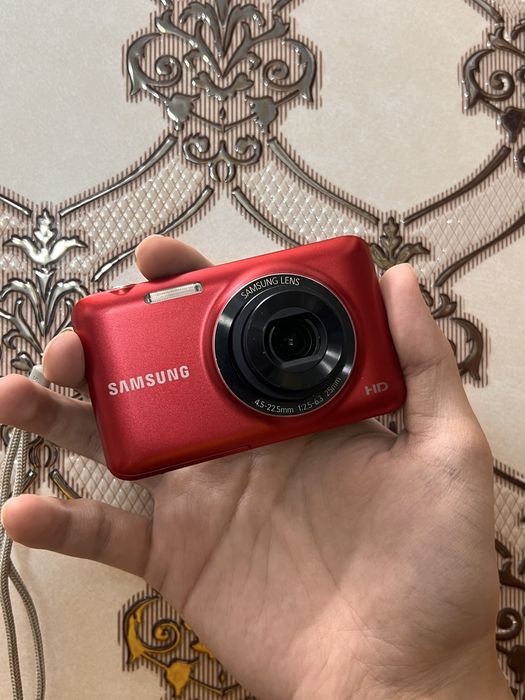 Винтажный фотоаппарат Samsung ES95 красного цвета