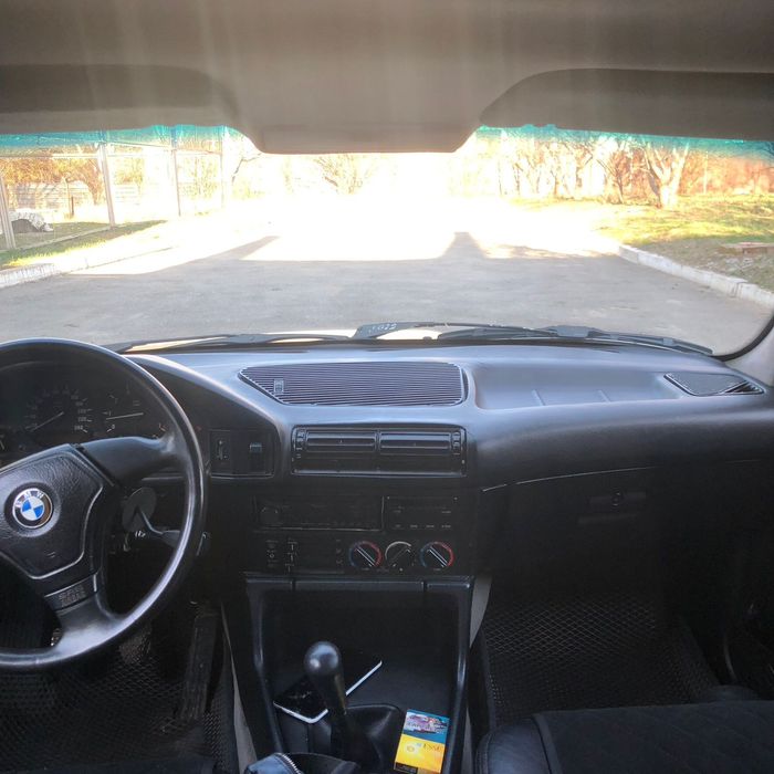 Машина BMW 34.e е