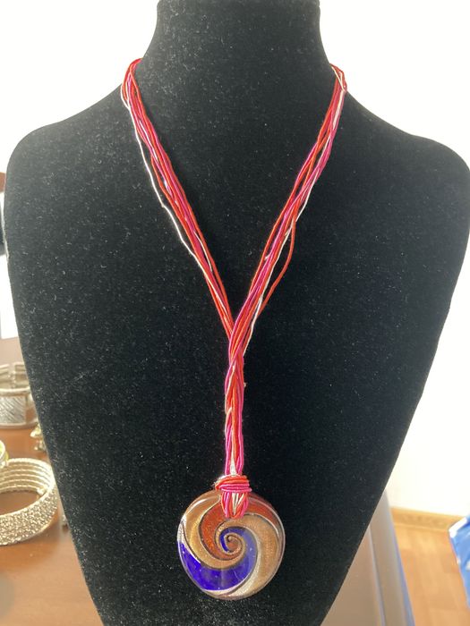 Colier rosu cu pandativ