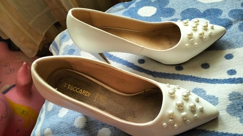 Продам женские туфли. Белые.