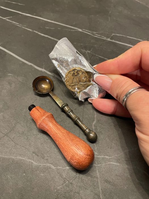 Восъчен печат за сватбени покани