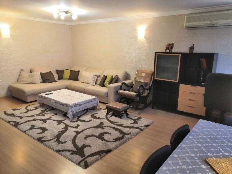 Дава се под наем Тристаен апартамент в Бургас, Център - 74 кв.м за 816 € - Снимка #1