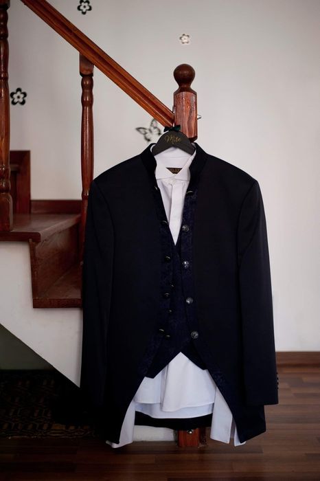 Vând costum de nunta complet.