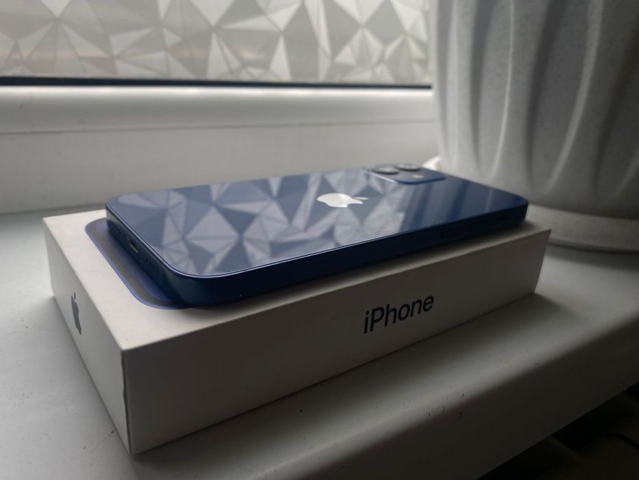 Продам Айфон 12 срочно