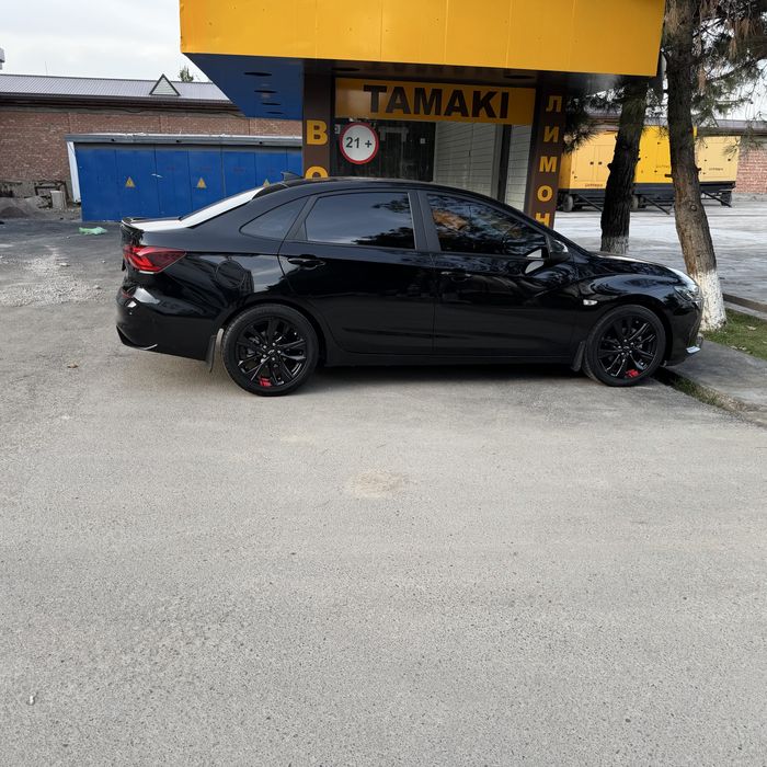 Yashi uzim xaydaganman salondan olib