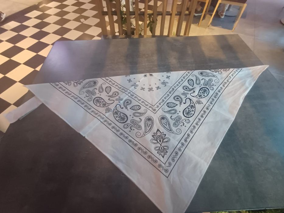 Bandana folosita o singura data. Predare personala in Bucureşti.