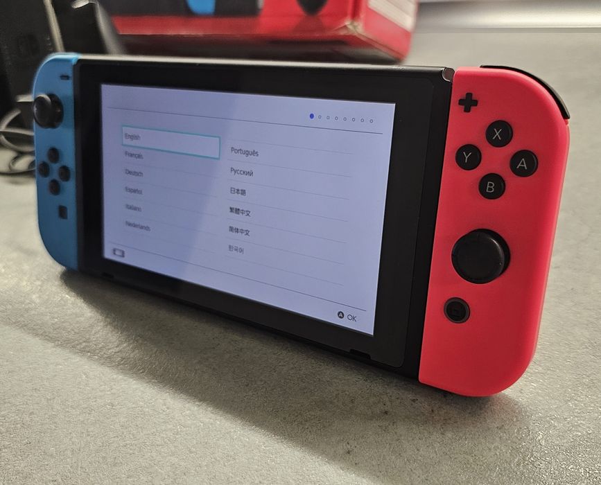 Nintendo Switch HAC-001(-01) V2 + 32 GB MicroSD