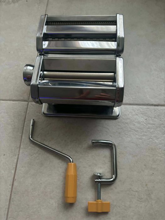 Машина за приготвяне на домашна паста 9 степ+2 итал. форми за равиоли.