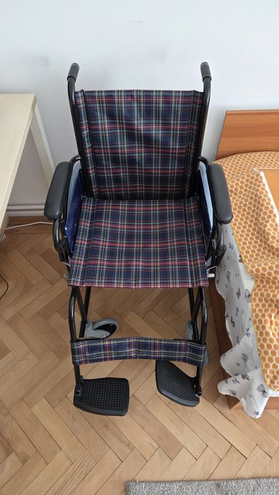 Scaun cu rotile pliabil din otel, aproape nou