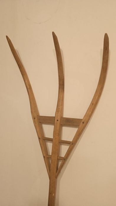 Furca fân din lemn cu 3 coarne, gospodarie taraneasca/muzeu etnografic