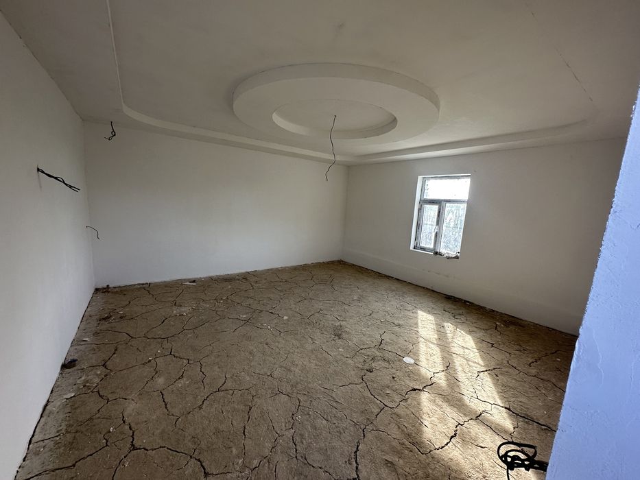 Uy sotiladi Hovli 2ta adeni adeni