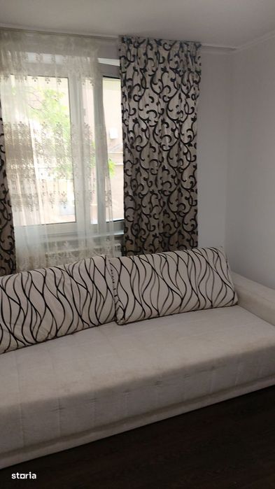 Central-Liceul Petru R.-Apartament 3 camere, mobilat, centrala,350euro