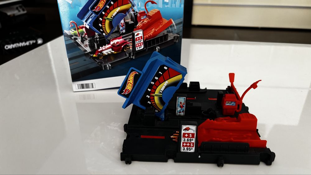 Vând set Hot Wheels - Fuel Station Shift