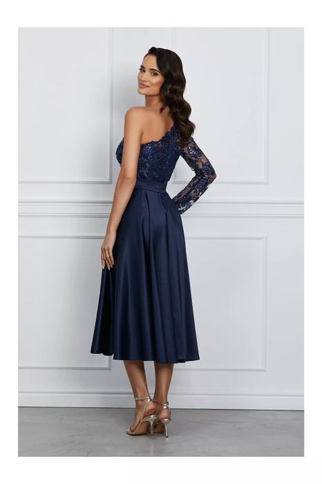 Rochie MBG cu pene la umar si brau cu strasuri