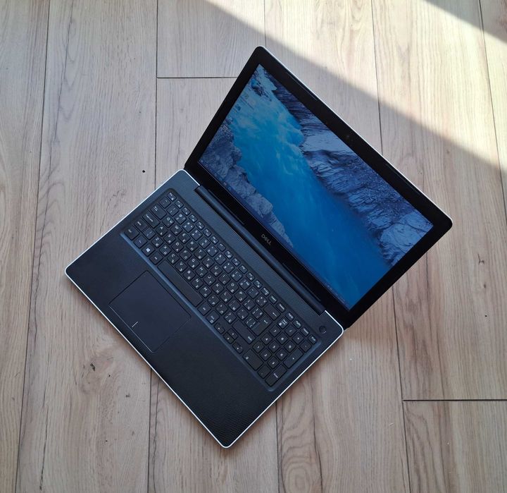 15.6' Dell Intel Core i5-8265u/12GB/AMD Radeon 520 2GB GDDR5/256GB SSD