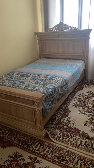 Кровать и тумба