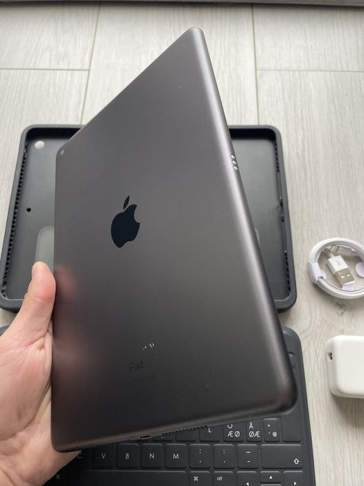 • Ipad •  Gen 9  •  10.2” •