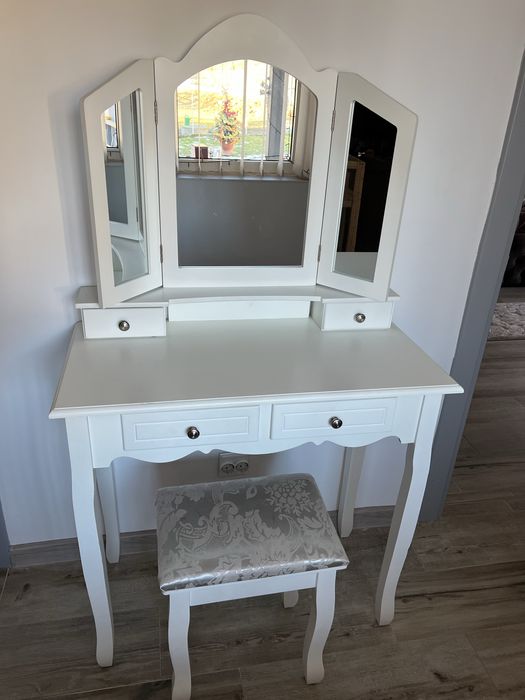 Vand masa de machiaj