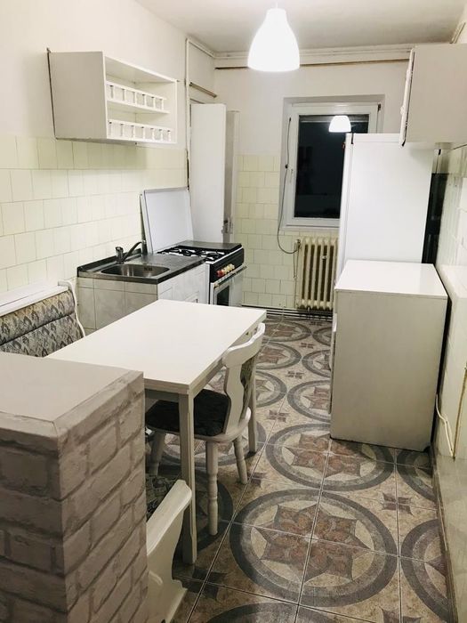 Închiriez apartament pe bulevardul Unirii